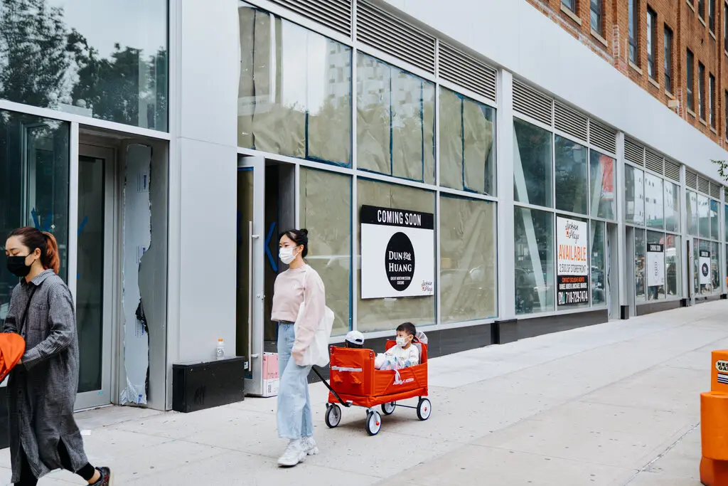 거의 11,000명의 아시아인이 퀸즈의 Long Island City에 거주하고, 뉴욕 인구의 약 34%를 차지한다. 팬데믹 기간 동안 최소 15개의 아시안 소유 매장이 오픈했다. | Janice Chung for New York Times