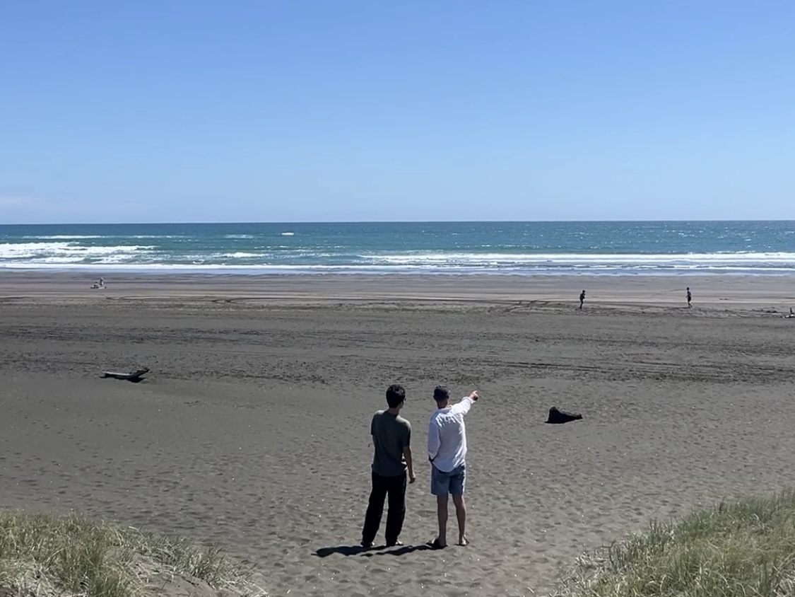 빵스민과 스티브, Piha beach