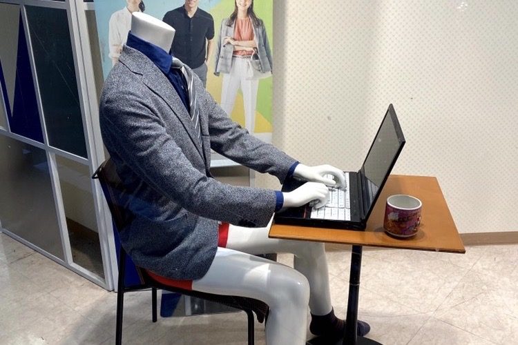 재택 근무, '텔레워크'를 의식한 매장 내 '근무중인 마네킹씨', 옷의 필요/불피요를 고민하게 된 시절, 세상 모든 옷은 '라이프 웨어'측면에서 재탐색 되고 있는지 몰라요.