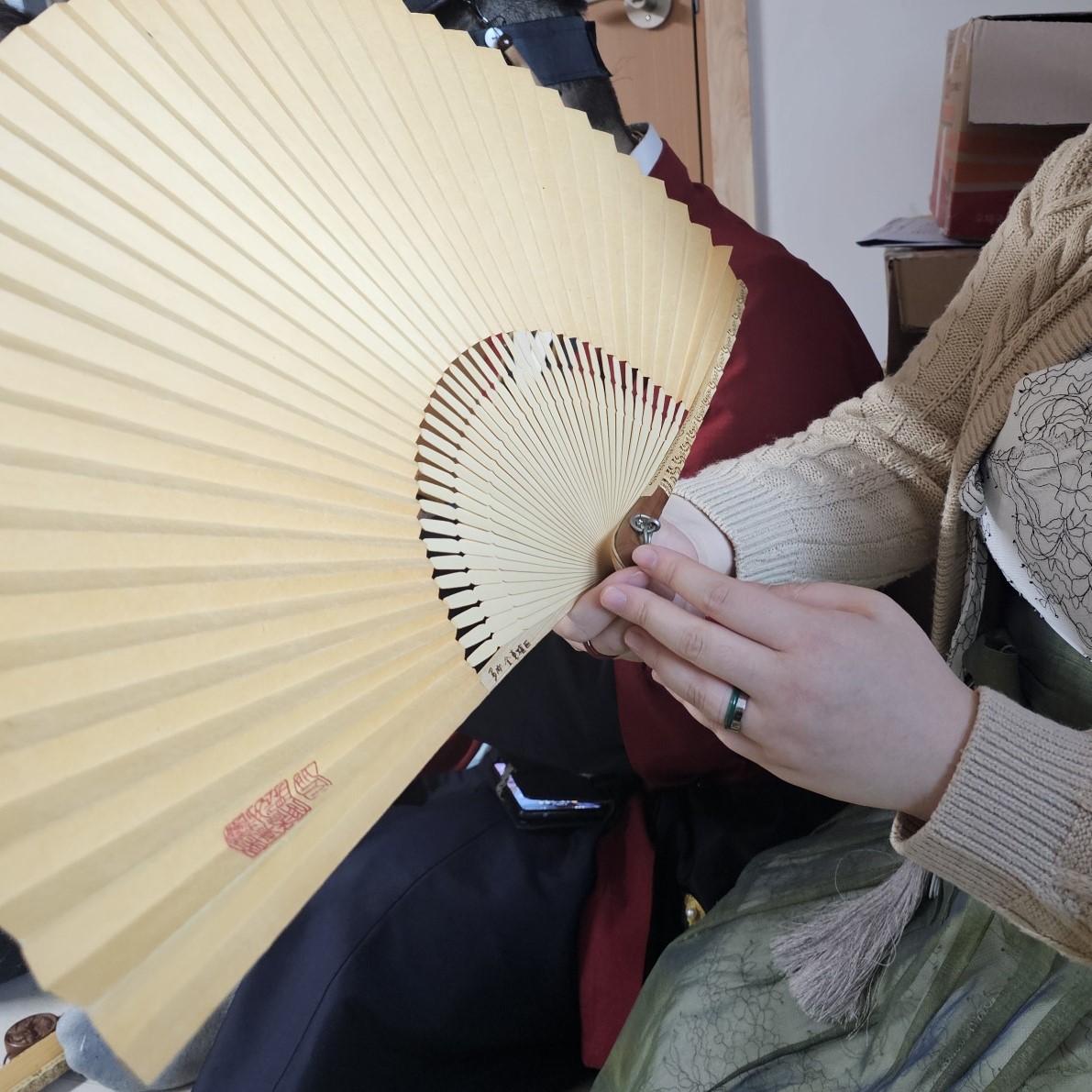 선자장 선생님의 작품을 감상하는 모습