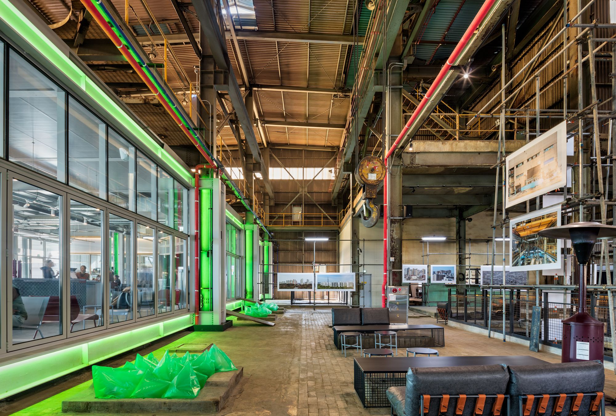 [출처: Cosmo40] 폐공장을 리모델링한 카페.