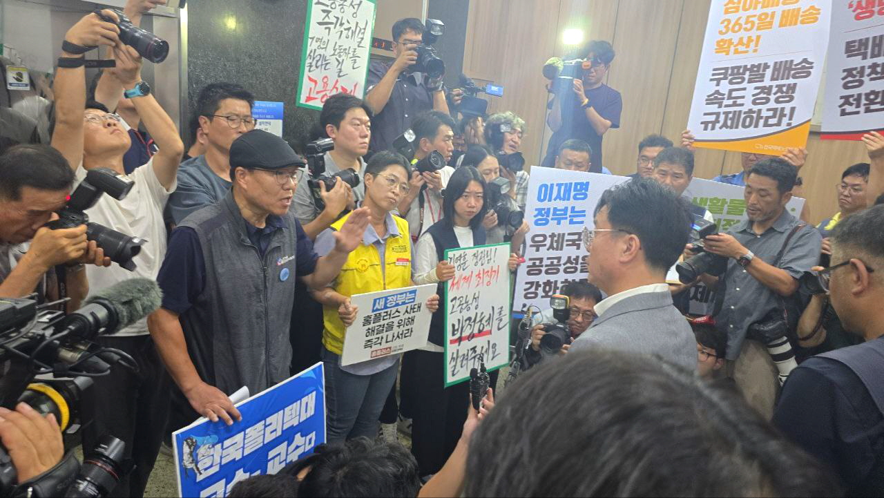 한국폴리텍대지회 김정렬 지회장이 노동부장관에게 요구안을 설명하고 있다