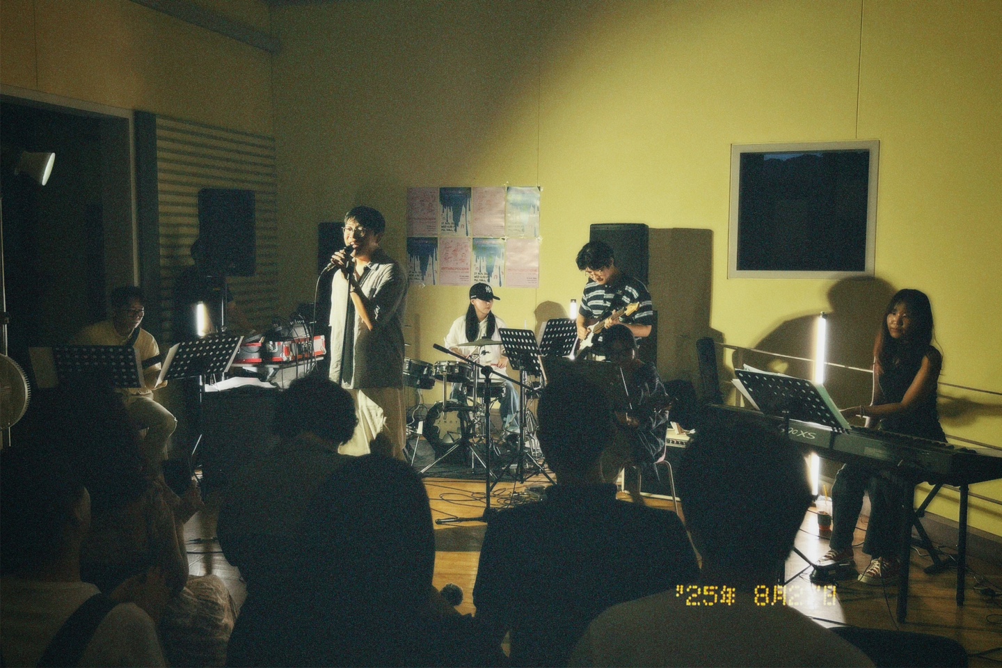 환경대학원 밴드동아리가 강렬한 첫 무대로 공연을 열었다.