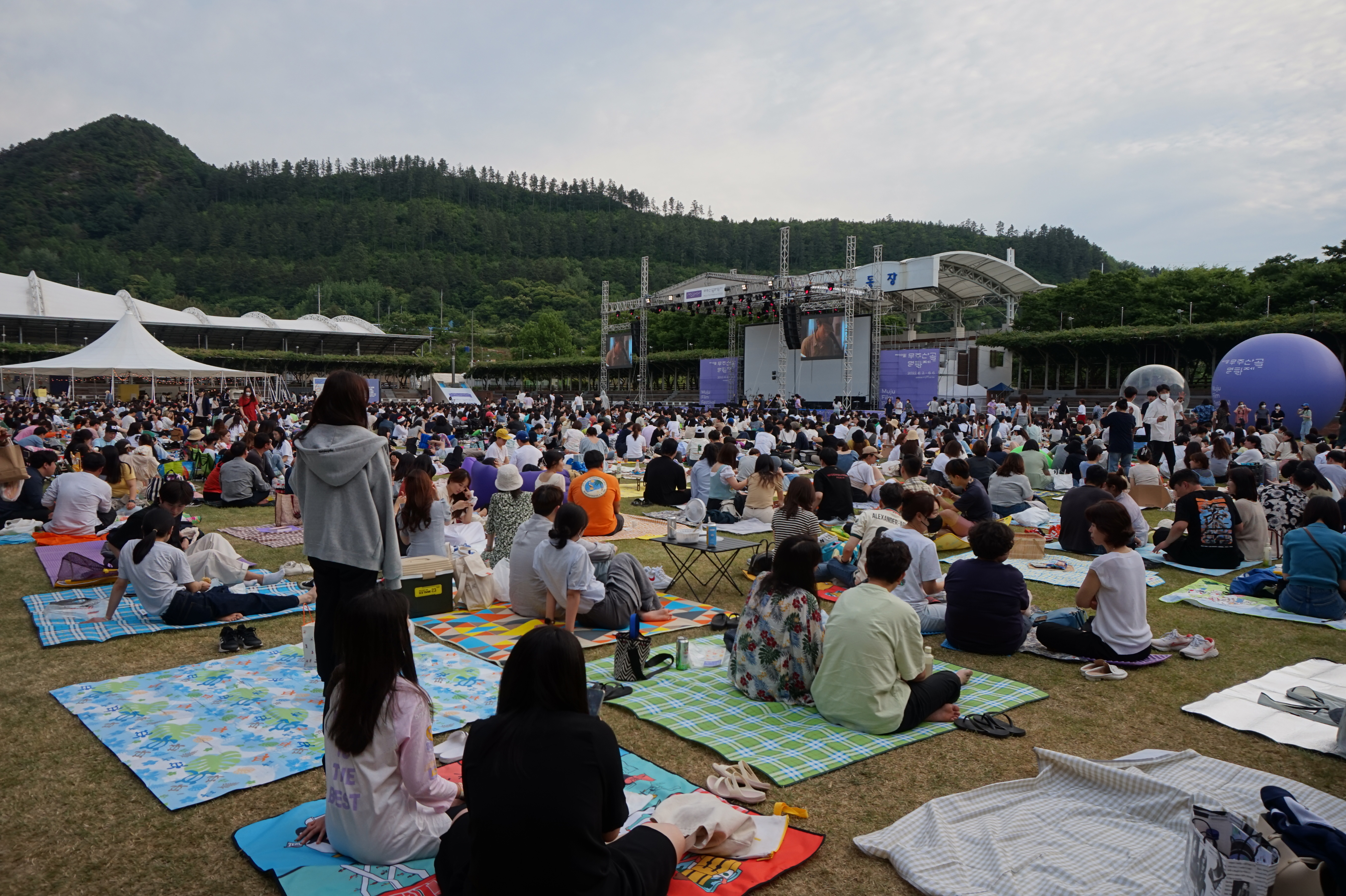 콘서트인지 영화제인지 모를 등나무운동장