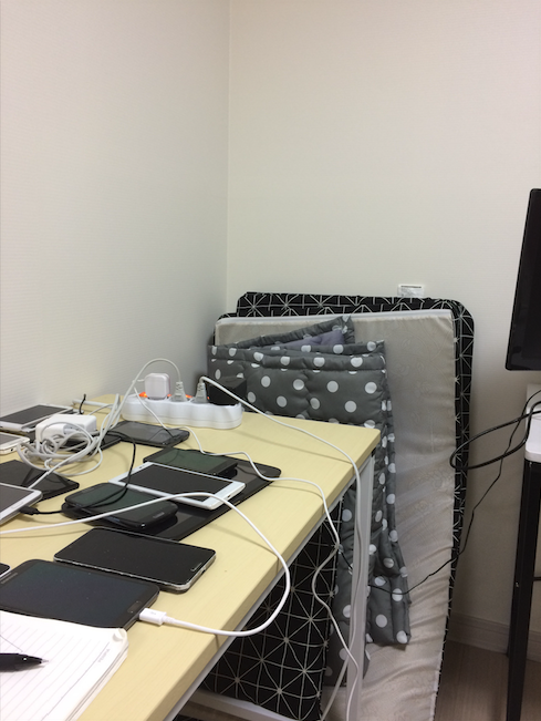 알라미 초기에는 사무실이 없었다. 살고 있던 원룸에서 작업했다. 수많은 핸드폰을 가져온 뒤에 알람이 잘 작동하는지 테스트 하던 모습.