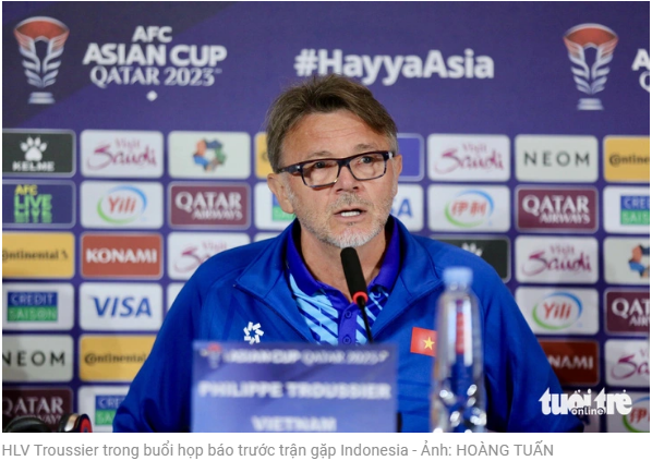 인도네시아전을 앞두고 기자회견 중인 트루시에 감독