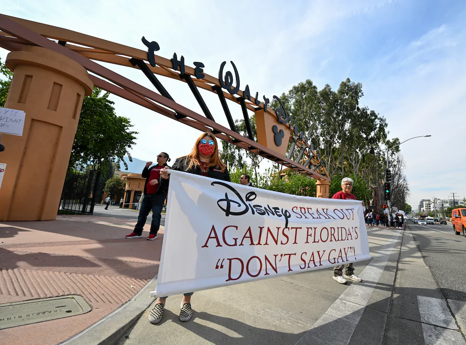 디즈니에 액션을 촉구하는 시위대 ⓒDan Steinberg/AP Images for AIDS Healthcare Foundation