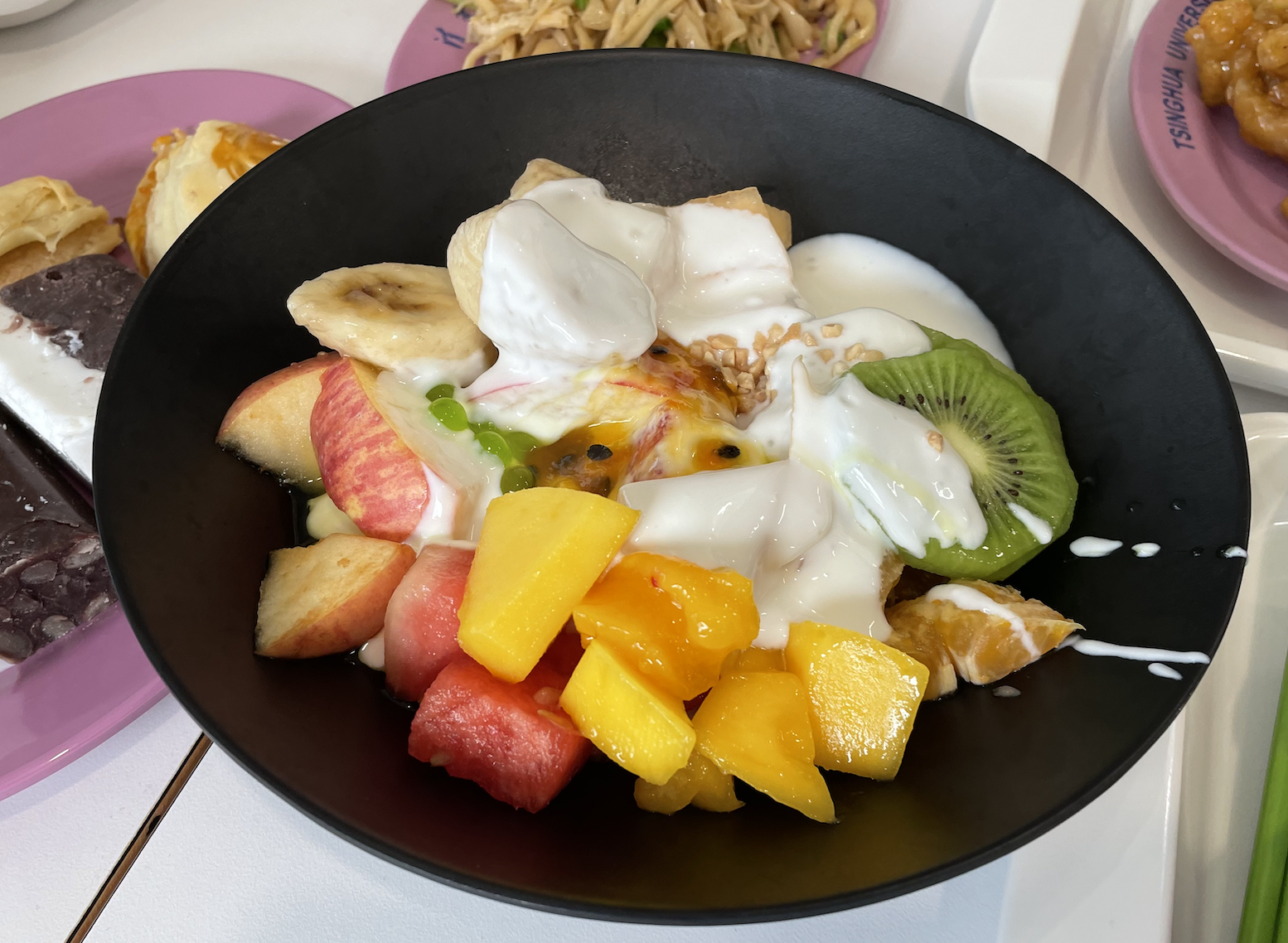 과일 사라다다 이게 바로 이게 바로 학식에 나오는 음식입니다~