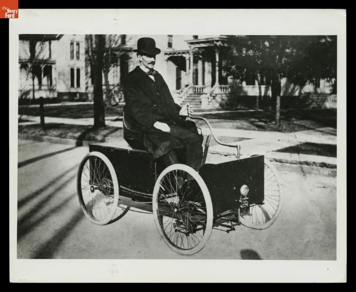 그가 만든 첫 4륜자전거(+가솔린 엔진)를 타고 디트로이트 시내를 돌아다니는 헨리 포드 (1896)