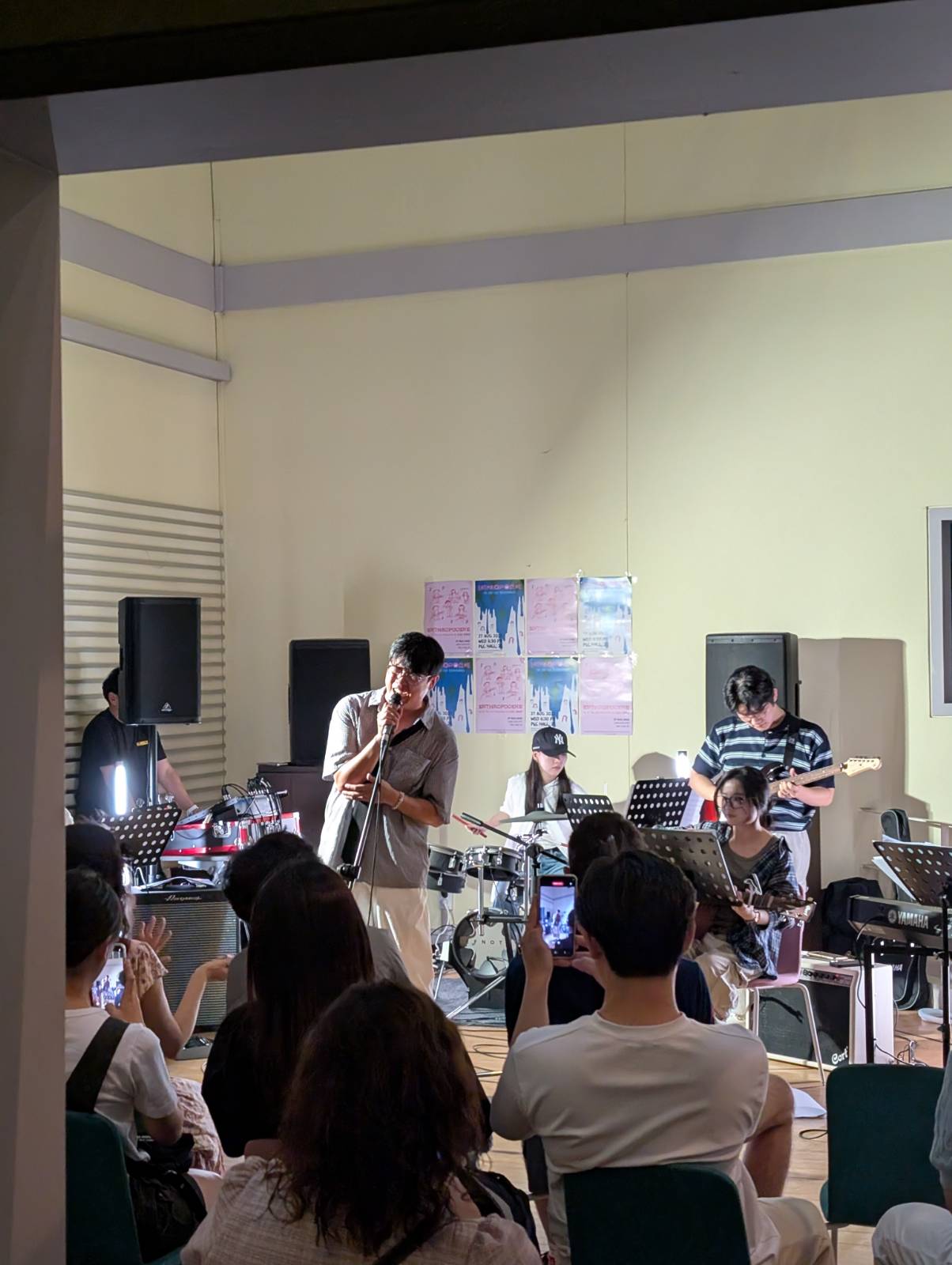 앤트로포세는 잔잔한 곡에서부터 폭발적인 곡까지 다양한 음악적 색깔을 보여주었다.