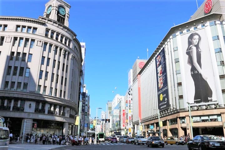 미츠코시와 이세탄이 나란히 마주하고 있는 도쿄 긴자・유락쵸 거리 풍경이에요.