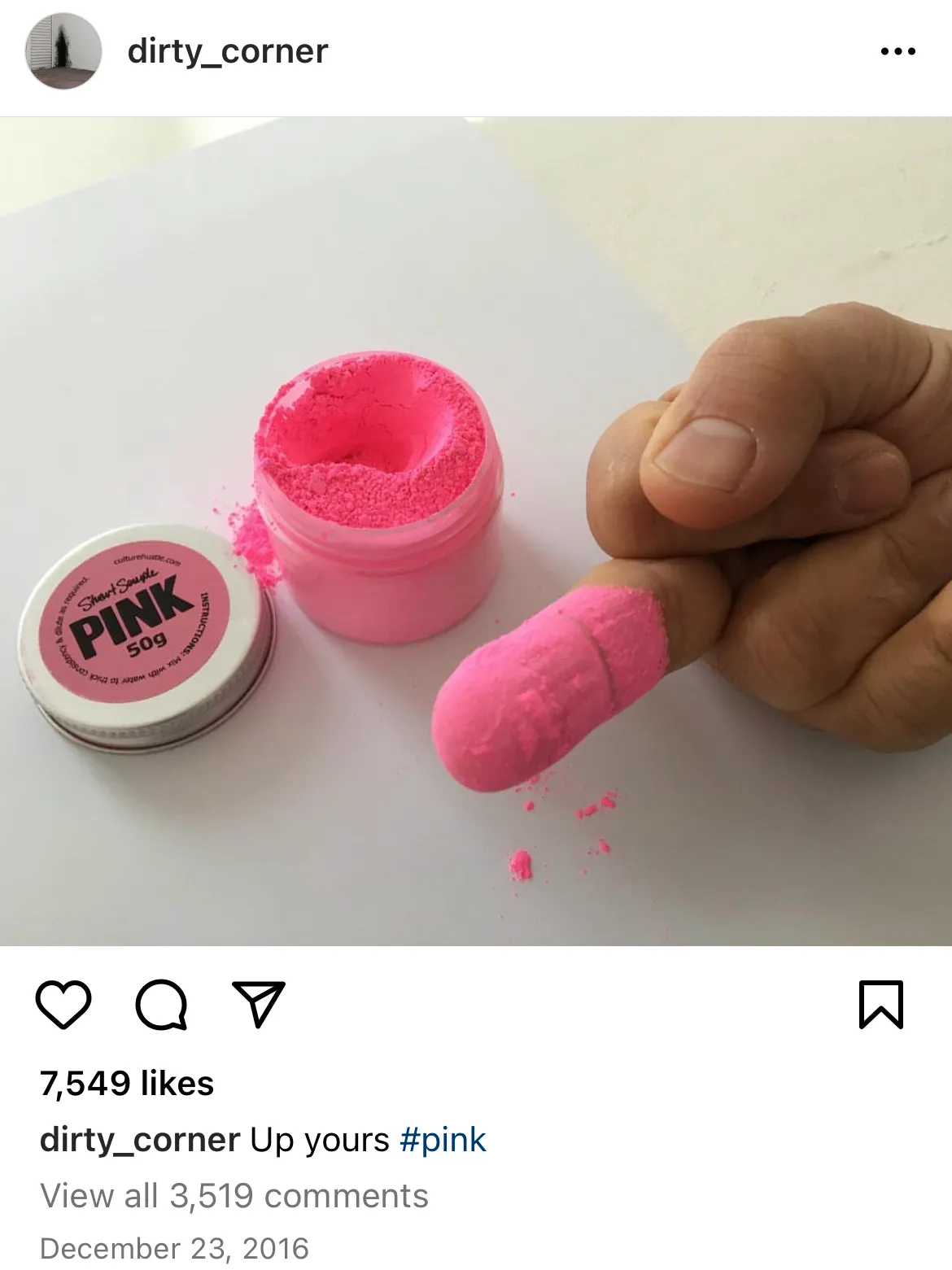 아니쉬 카푸어는 인스타그램을 통해 자신에게만 판매 금지된 분홍색에 대해 이렇게 반응합니다.