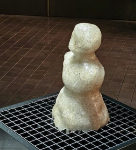 리얼리티 파크의 눈사람, 1995-2024, 캐스팅 얼음,흙,격자받침대,93×55×55cm 필립 파레노
