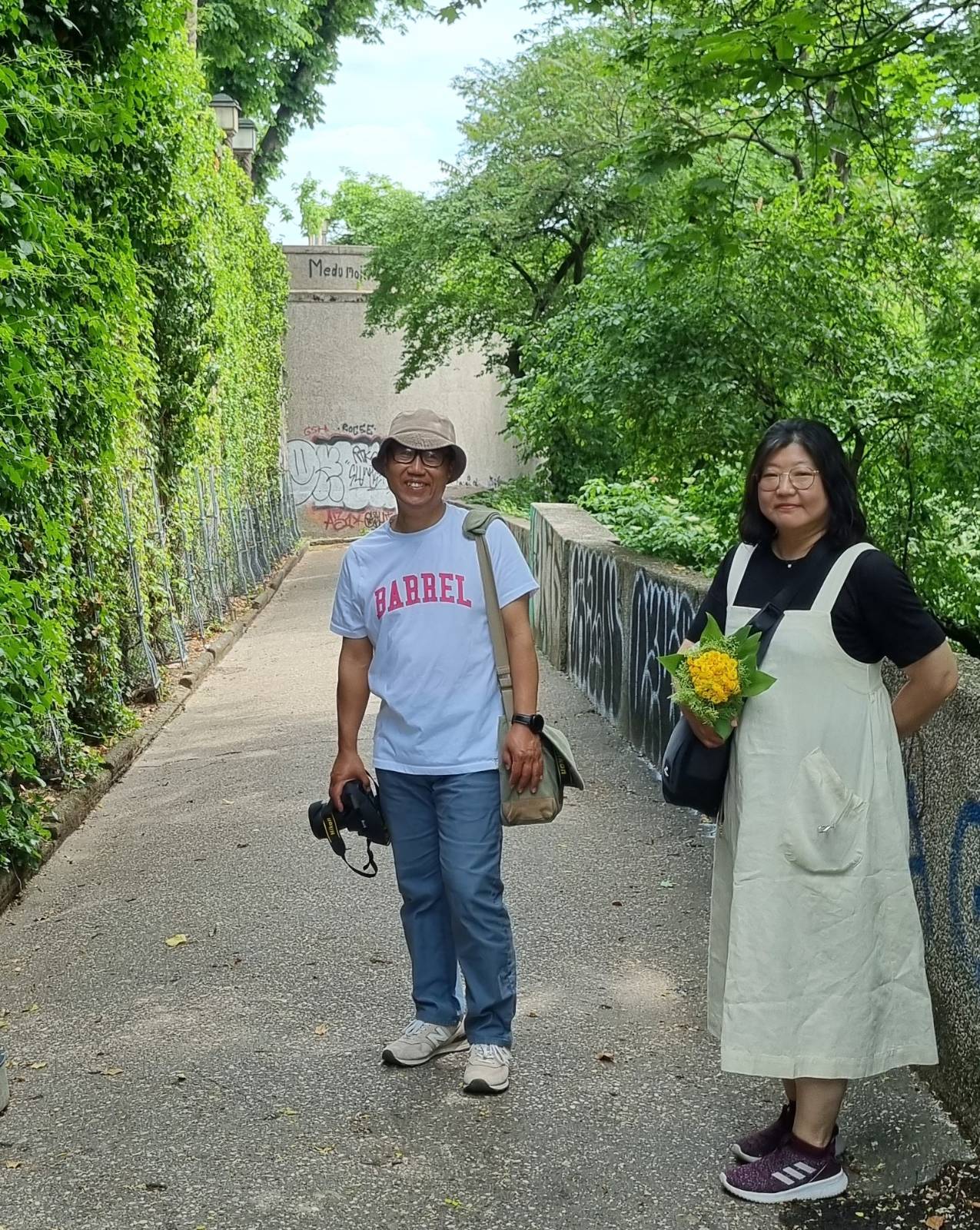 최종훈&이나경 부부, 크로아티아의 수도 자그레브 시내 공원에서 꽃을 들고(이나경 제공) 