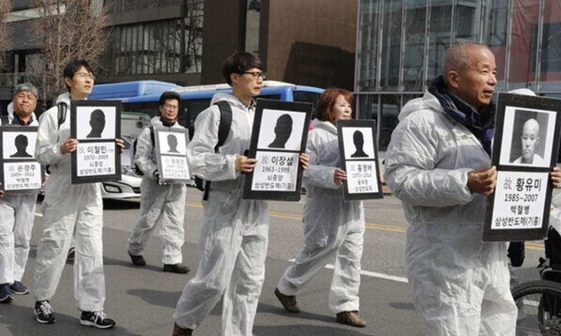 ▲삼성전자 반도체 공장에서 일하다 백혈병으로 숨진 황유미씨의 11주기에 진행된 ‘삼성 산재사망 노동자 추모의 날’ 행진 당시 모습. 사진: 한겨레