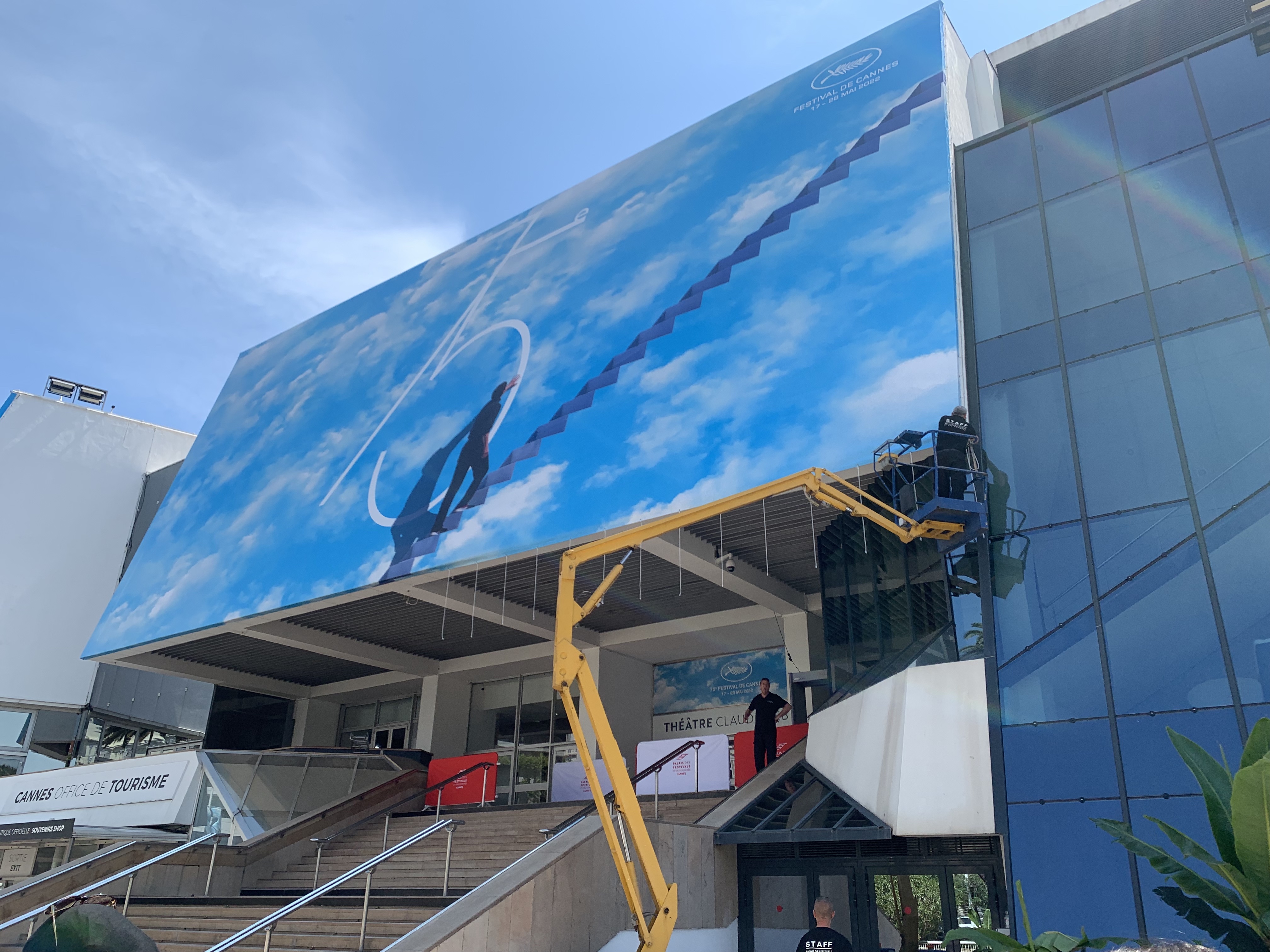 한창 작업중인 메인 베뉴