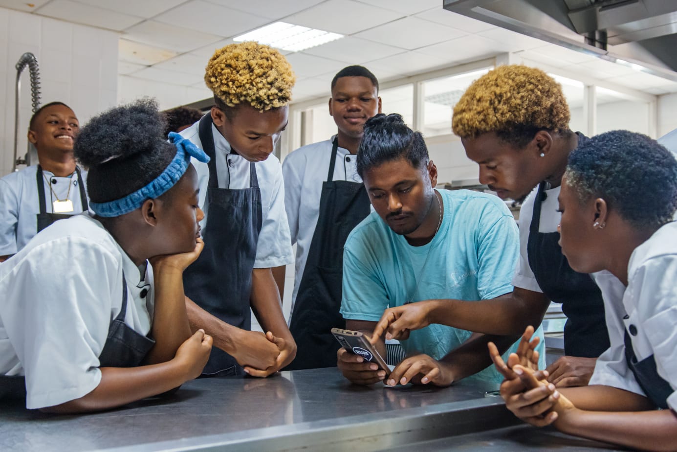 The moment of explaining about Logos Hope