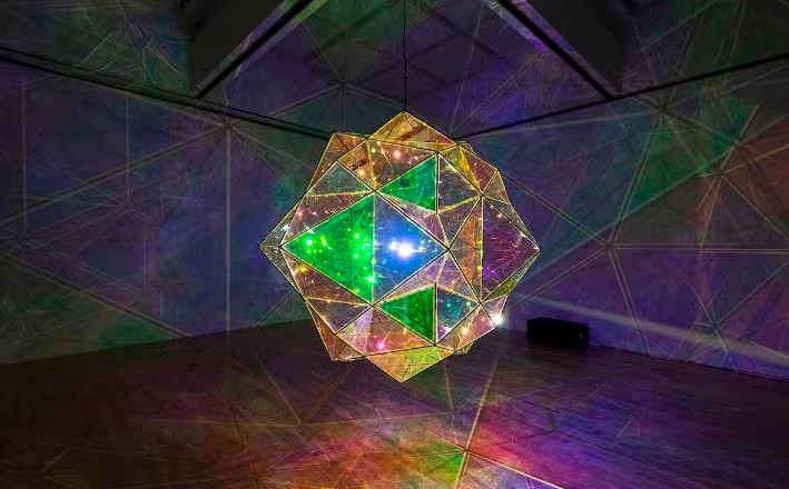 전시 '때로 강은 다리가 된다(ときに川は橋となる)' 중, 태양의 중심으로의 탐사(太陽の中心への探査), 2017