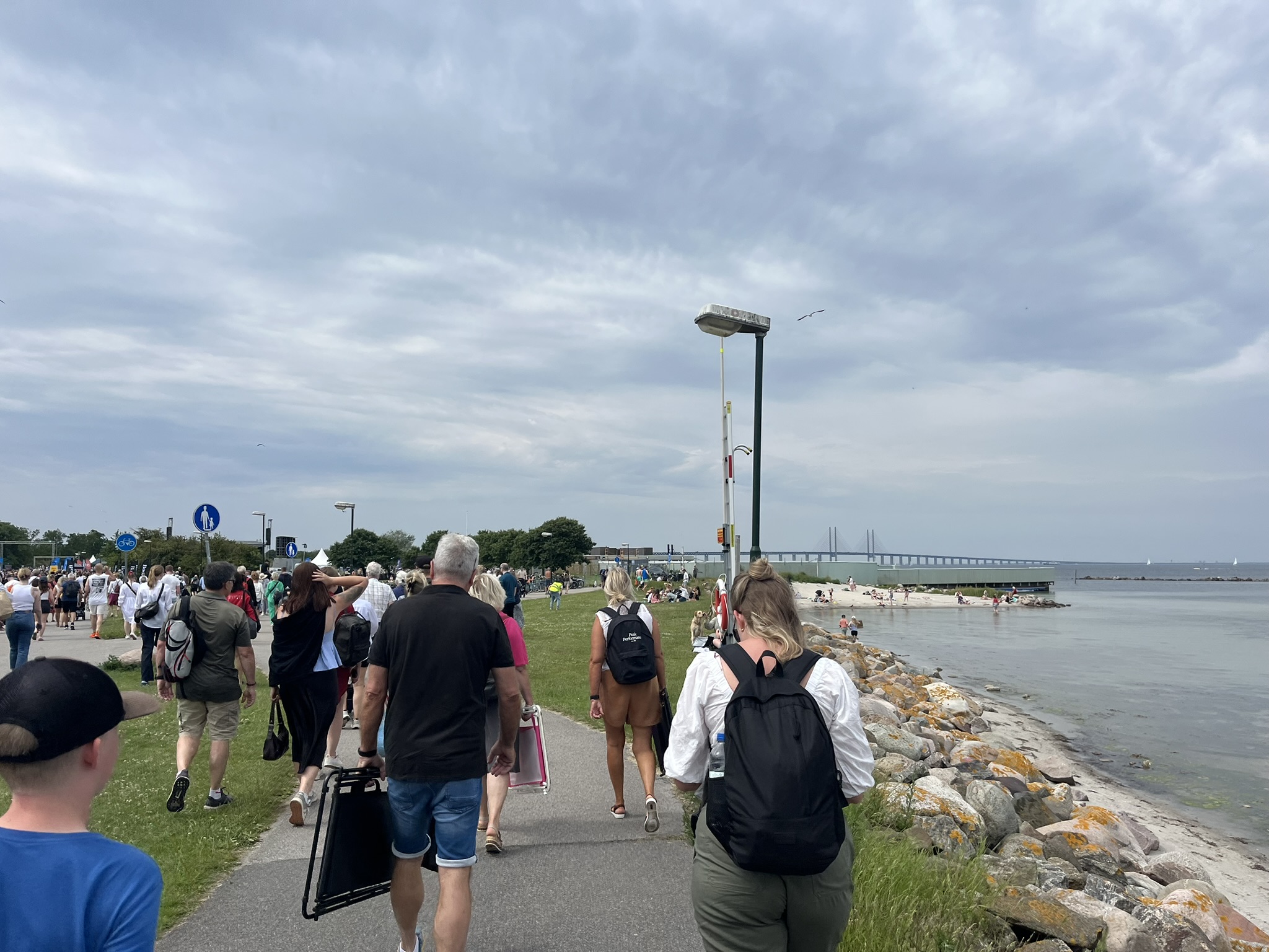 덴마크에서 열심히 달려오고 있는 가족/친구들을 마중하러 가는 사람들. 날씨가 굉장히 더웠습니다.&nbsp;