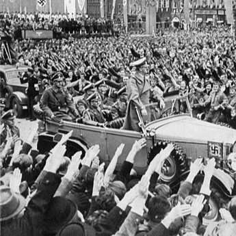 1938년 10월, 히틀러가 주데텐란트의 헤프(에거)의 군중 속에서 차를 타고 지나가고 있다.(출처: 위키백과)