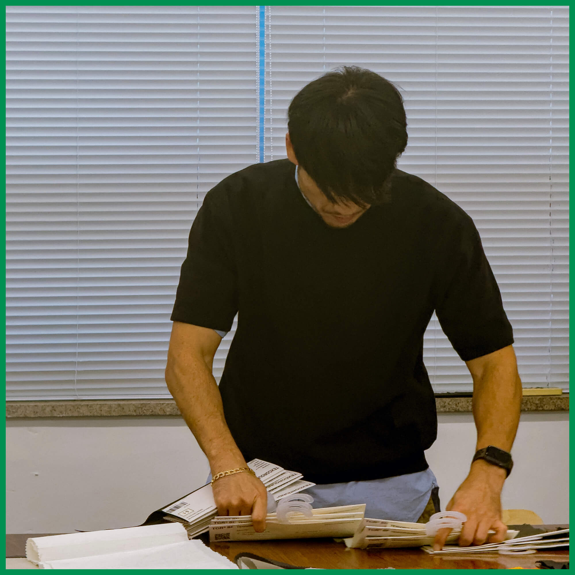 원단을 고르고 정리하는 데 집중하는 조성준 대표를 몰래 찍어보았습니다. | TEXGOROUND® Showroom, October 2023