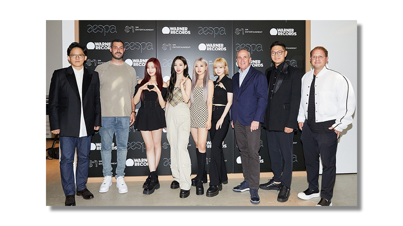 지난 달 말 미국 워너레코드 사옥을 찾아 회장단과 사진을 찍은 SM 대표들과 에스파&nbsp;