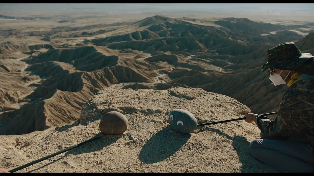   영화 에브리씽 에브리웨어 올 앳 원스의 ‘두 돌멩이 대화’ 장면을 만들 때, 제작진이 돌멩이·배경·효과를 합성하는 과정에서 Runway라는 영상 편집 도구의 그린스크린(Green Screen) 기능을 사용했어요.
이 기능은 원래 배경에서 인물이나 사물을 하나하나 따야하는 로토스코핑(rotoscoping) 작업을 자동으로 해주는데, 덕분에 장면 제작 시간을 많이 줄이고, 매끄러운 합성이 가능해졌다고 해요. 