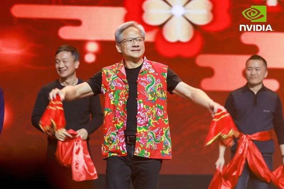 20일 상하이에서 열린 엔비디아 신년 행사장에서 젠슨 황(가운데) 최고경영자(CEO)가 중국 전통 의상을 춤을 추고 있다. 웨이보 캡쳐