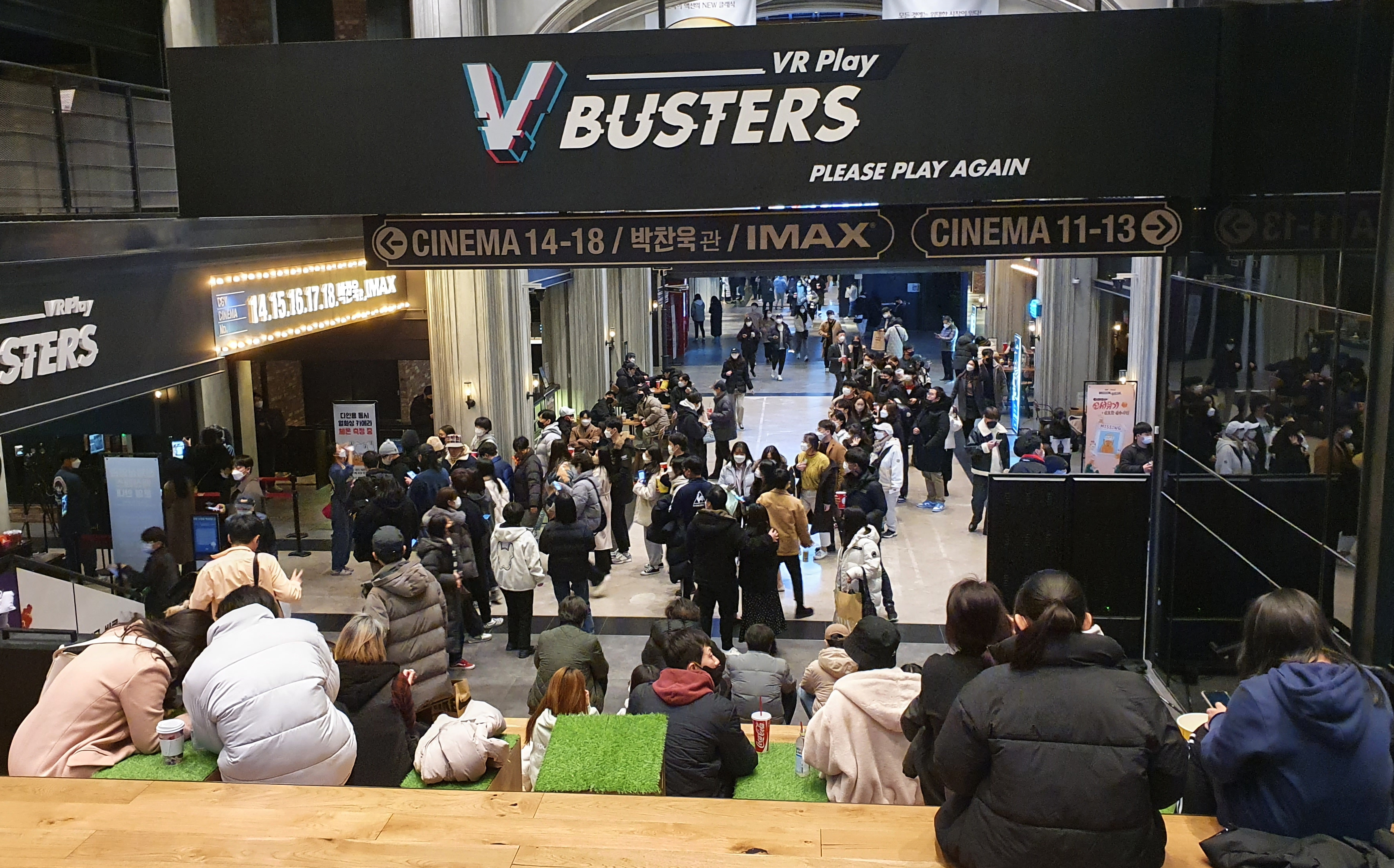 토요일 저녁, 스파이더맨을 용아맥에서 보기 위해 모인 인파