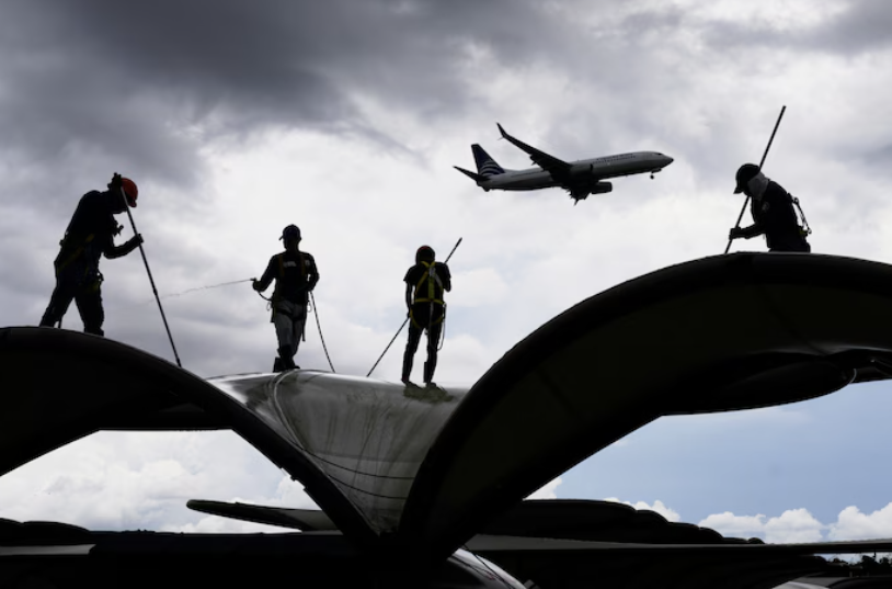 파나마 도쿠멘 공항 상업비행 재개를 준비하면서 노동자들이 지붕 청소 모습 (AP통신 사진/Matias Delacroix)