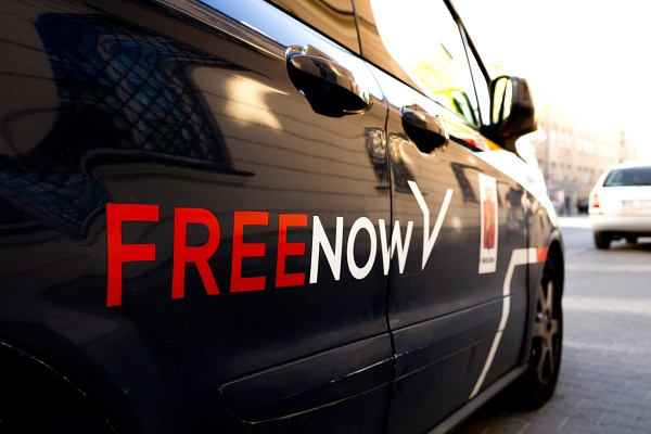 벤츠와 BMW가 공동 소유한 택시 호출 앱 프리나우의 매각을 검토한다. [사진: 셔터스톡]