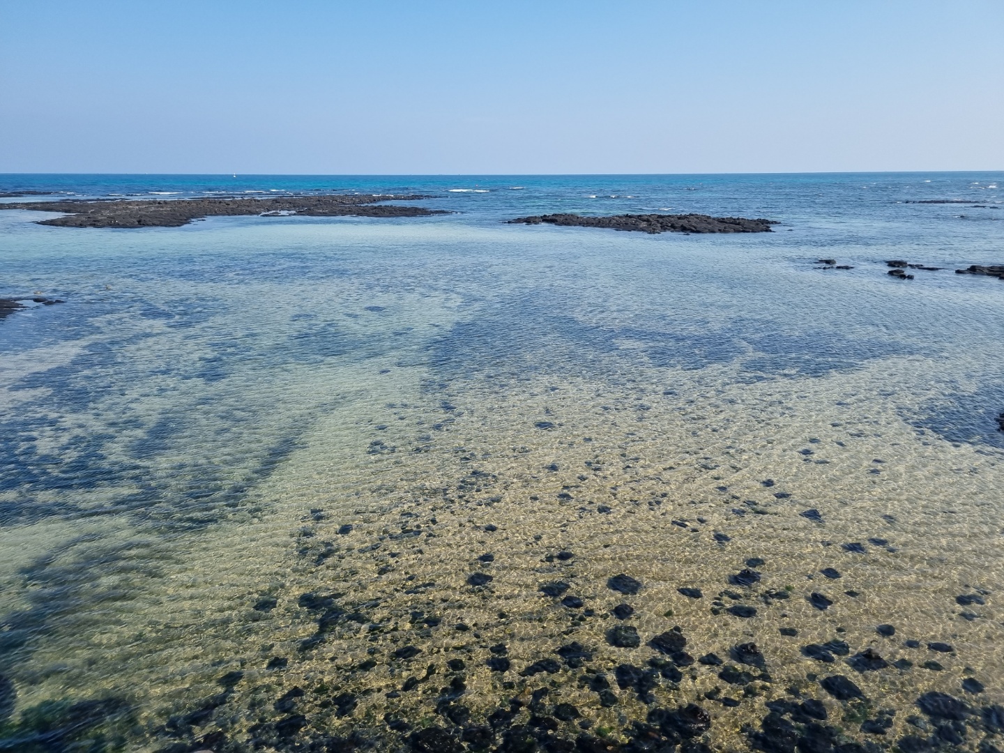 어색해도 바다는 보면서 걸어야지