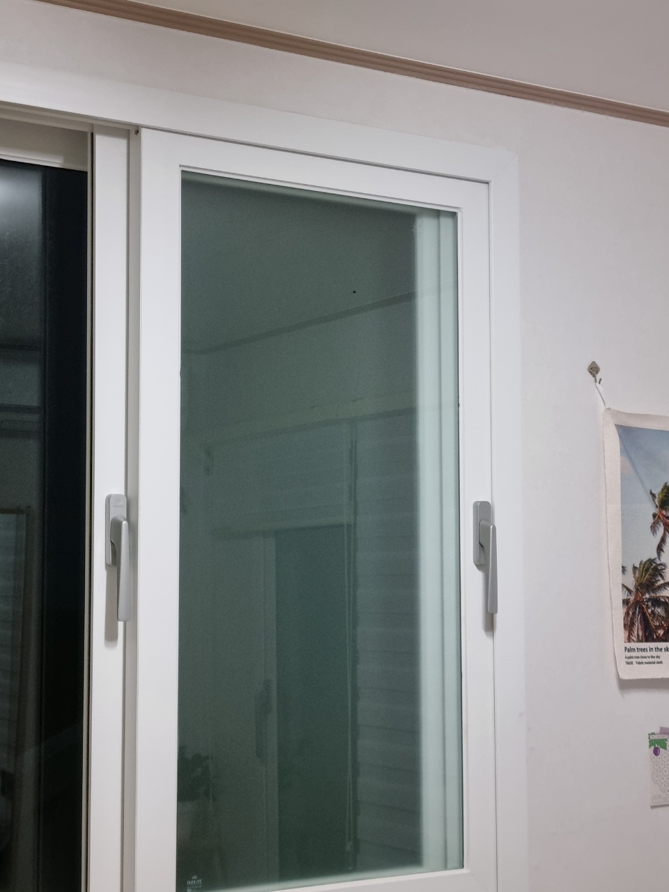 창문에 자세히 보면 있습니다. 아 있다고요.