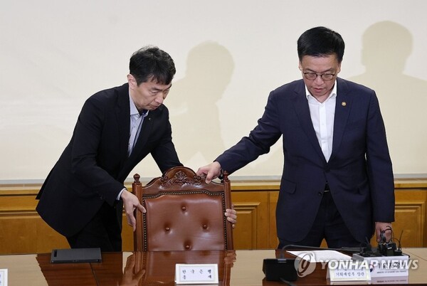최상목 경제부총리(오른쪽)와 이복현 금융감독원장 모습 [사진: 연합뉴스]