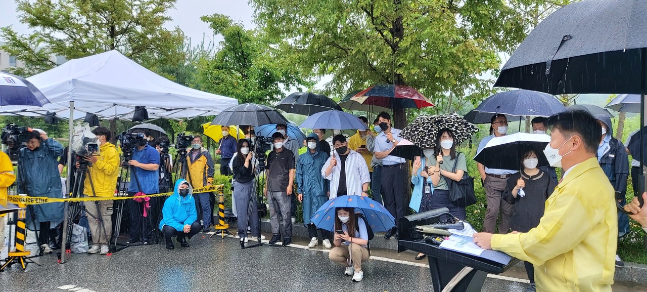 강성국 법무부 차관이 입소한 아프간인 현황과 지원내용을 설명하고 있다.