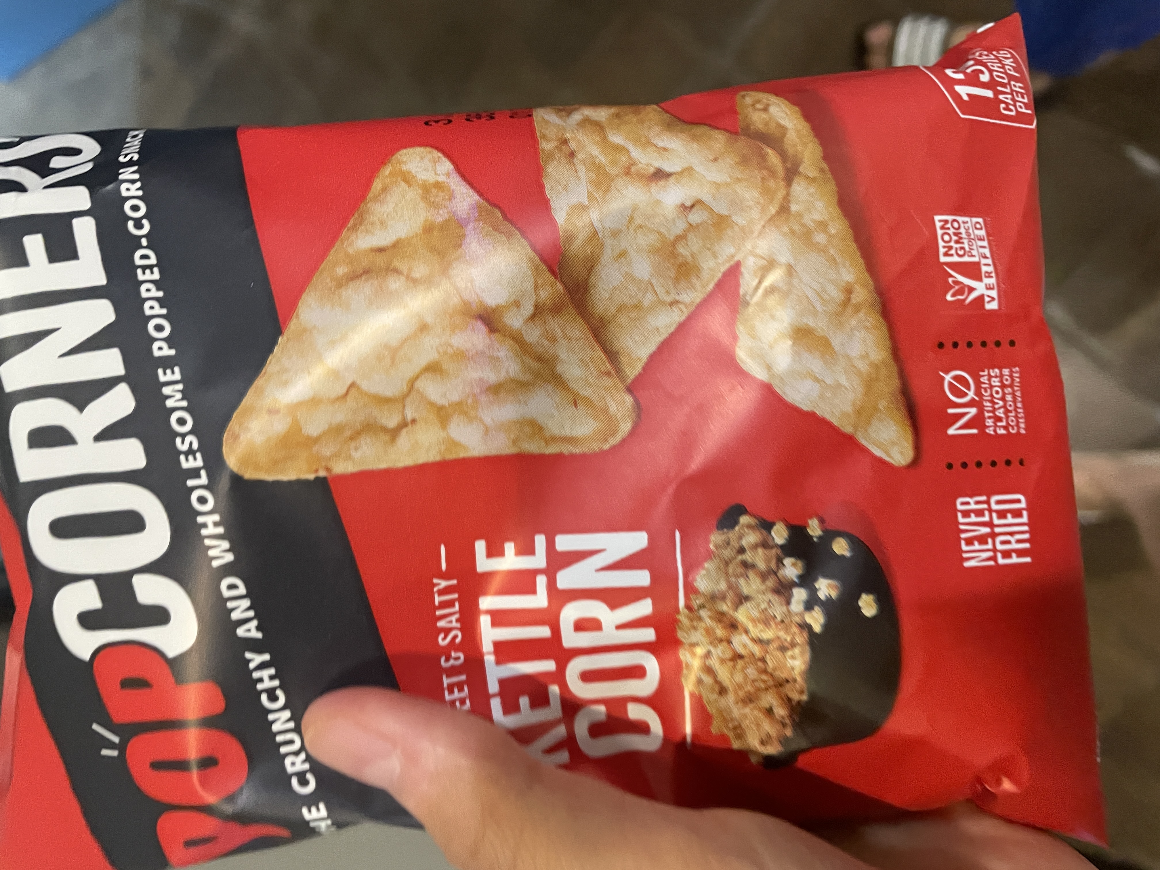 물론 저는 제 자신도 불쌍해합니다. 카드빚이 쌓여 돈을 아껴야하는 상황이지만 과자 하나도 맘껏 사먹지 못하는 내가 불쌍하다는 핑계로 맨날 과자를 사먹습니다. 달달하고 짭짤해서 맛있습니다.