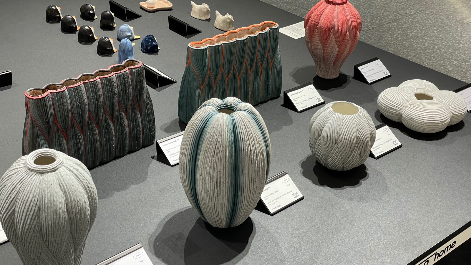 이영주 작가의 근육 모티프 도자기들 ⓒ차영우