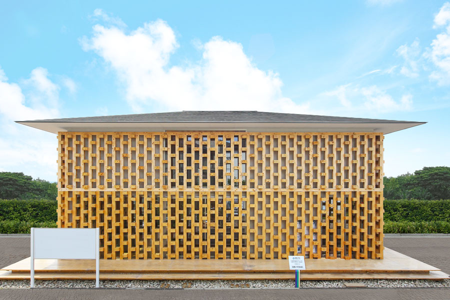 쿠마 켄고가 '일본 하우스 HD'와 함께 완성한 목조의 주택. 콘셉트가 '전통을 계승하는 새로운 나무의 조립형 집'이에요.