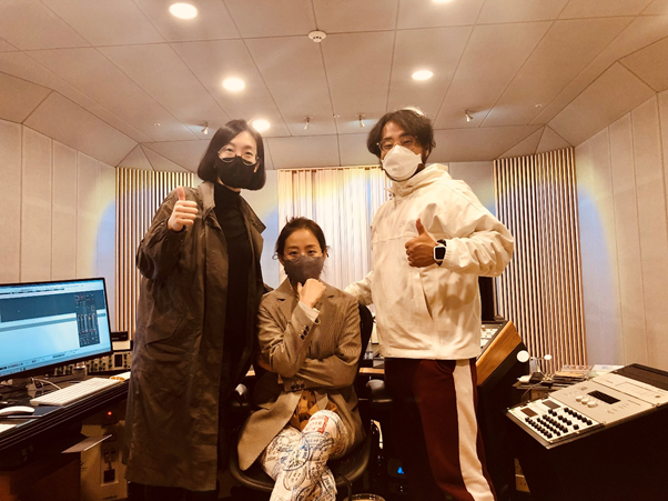 (프로듀서,&nbsp;아티스트,&nbsp;마스터링 엔지니어의 훈훈한 마무리 사진)