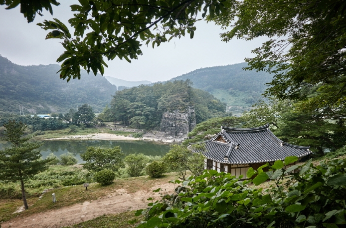 나루터 방향의 고산정 원림