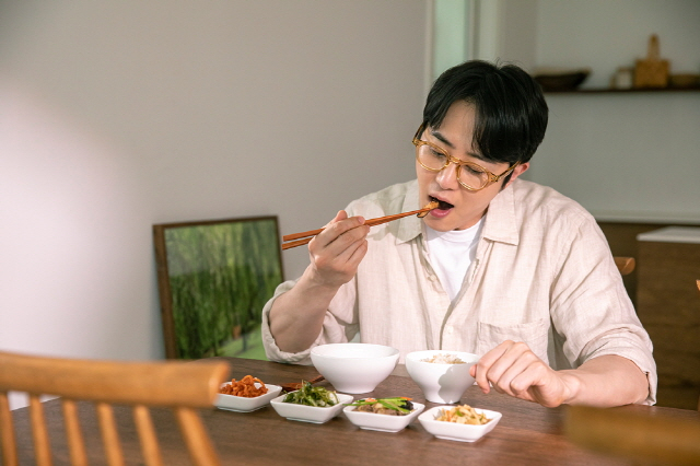 [출처 : 클립아트코리아] 1인 가구 식사하는 모습.