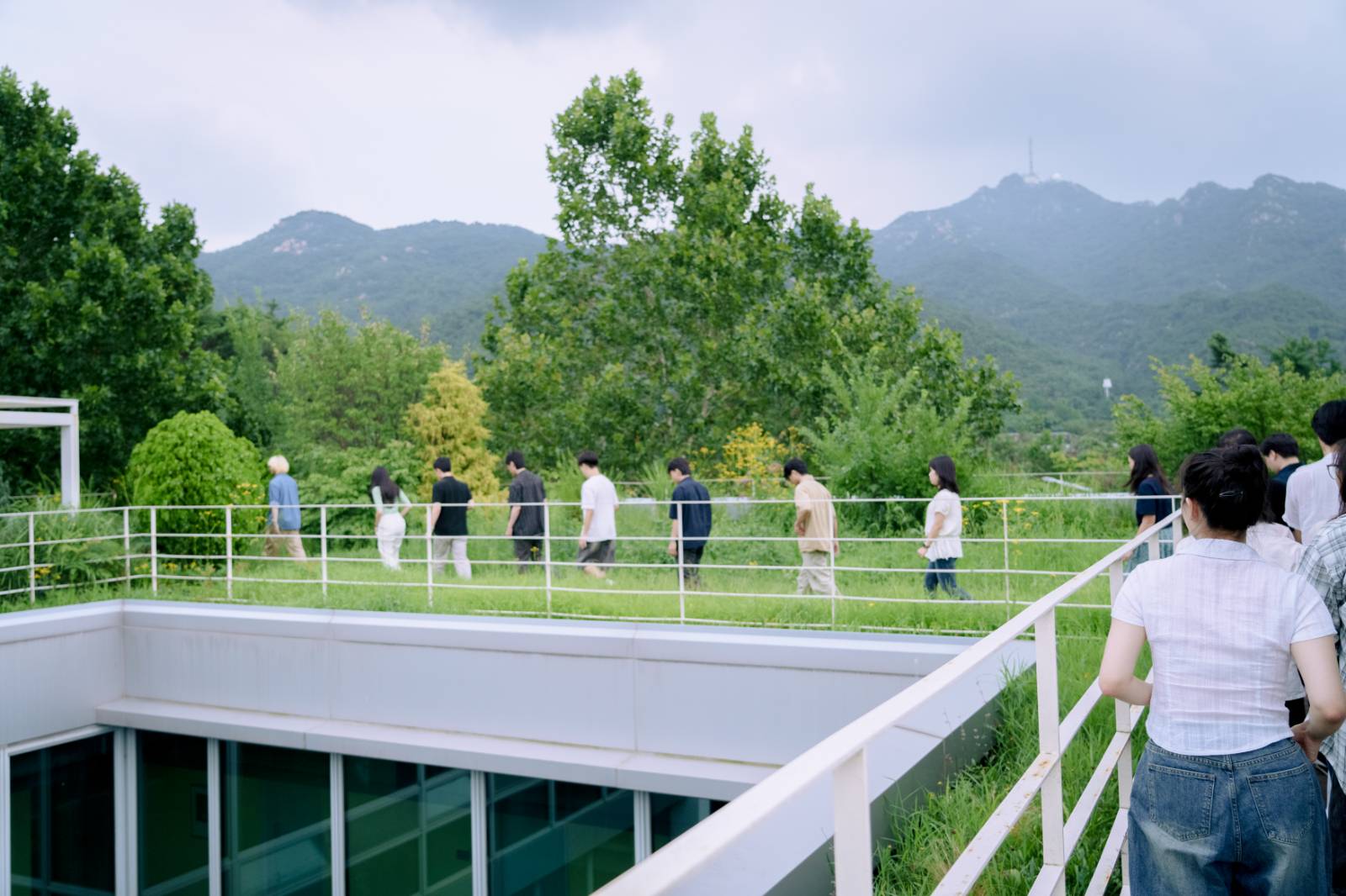 옥상정원을 둘러보기 위해 이동하는 신입생들