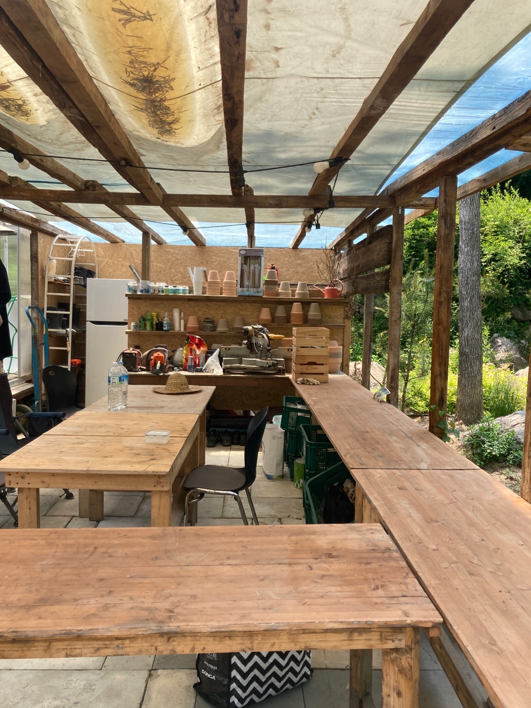 김재용 정원사의 작업실 한켠