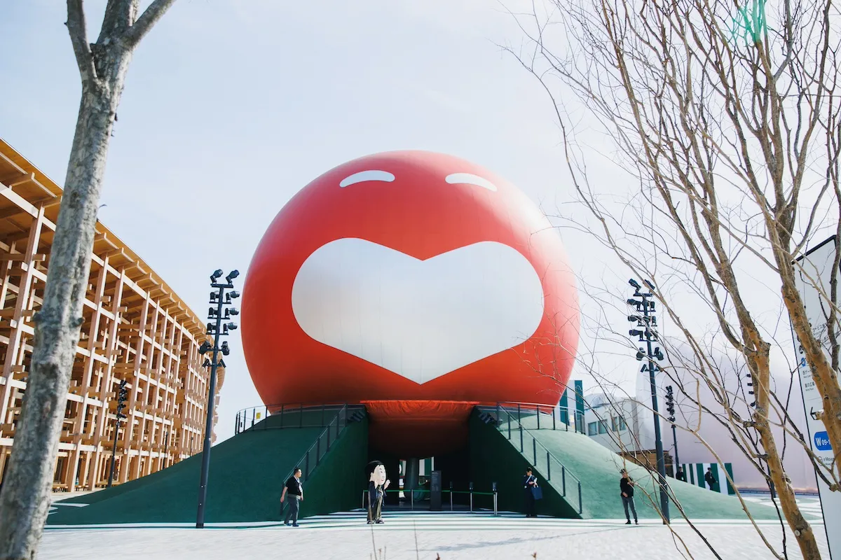 오사카의 명물, 개그의 산실 ‘요시모토 흥업‘의 ‘웃음이 함박‘ 파빌리온도 공개됐어요.