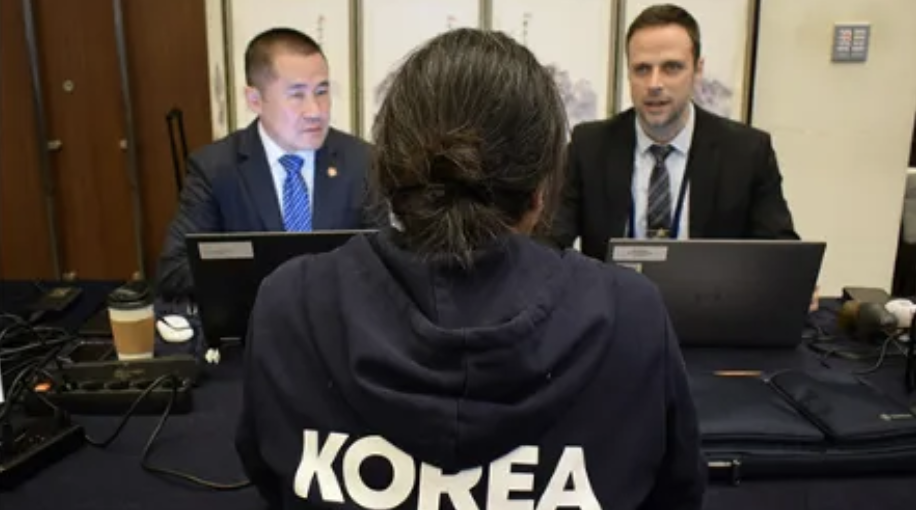 [출처: 캐나다 정부] Locked Shields 2025 한국-캐나다 연합팀 논의 모습