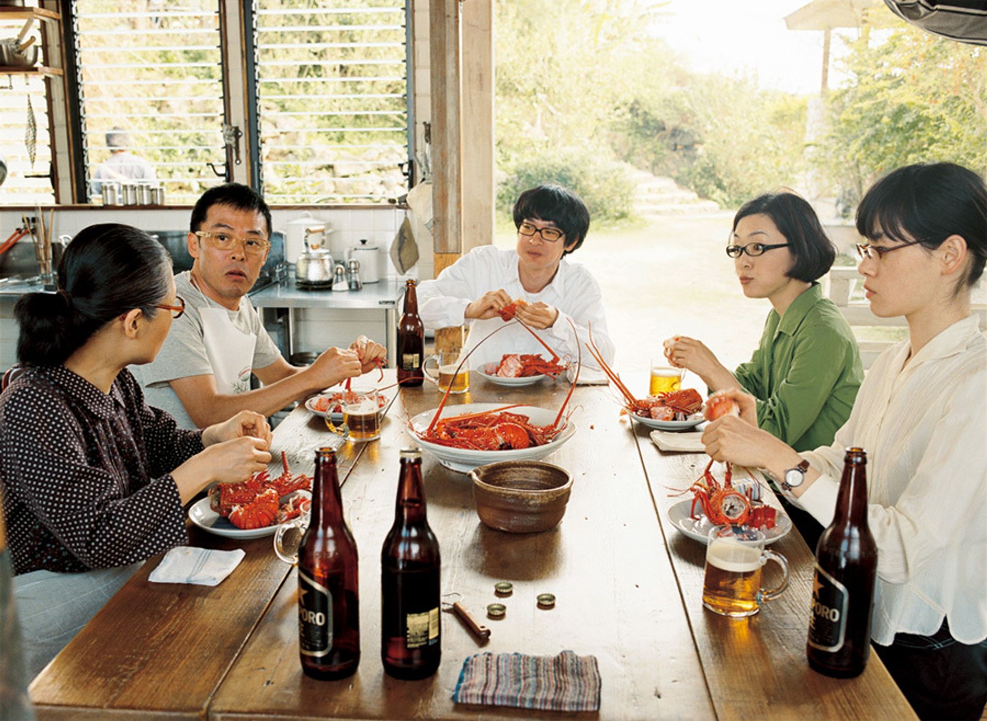 민박 사람들은 모두 안경을 쓰고 있다