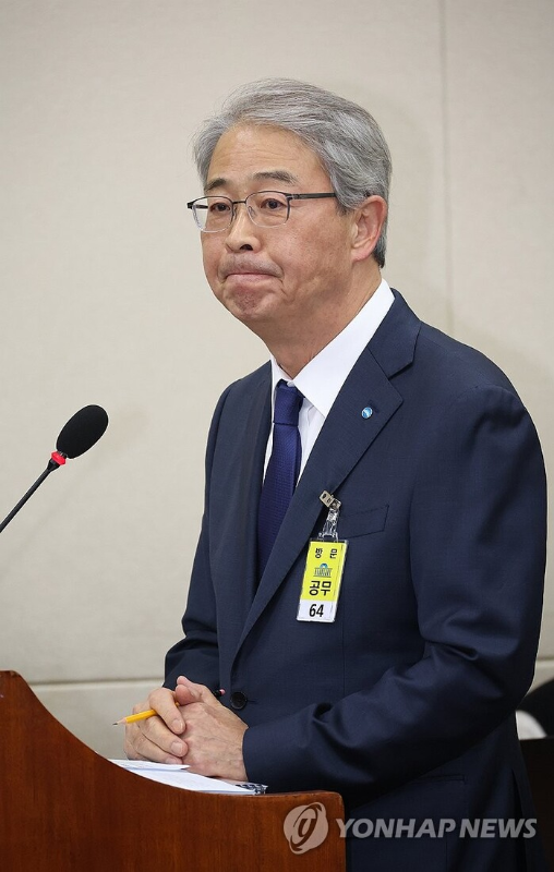 임종룡 우리금융그룹 회장이 10일 국회 정무위원회 국정감사에 출석한 모습 [사진: 연합뉴스]