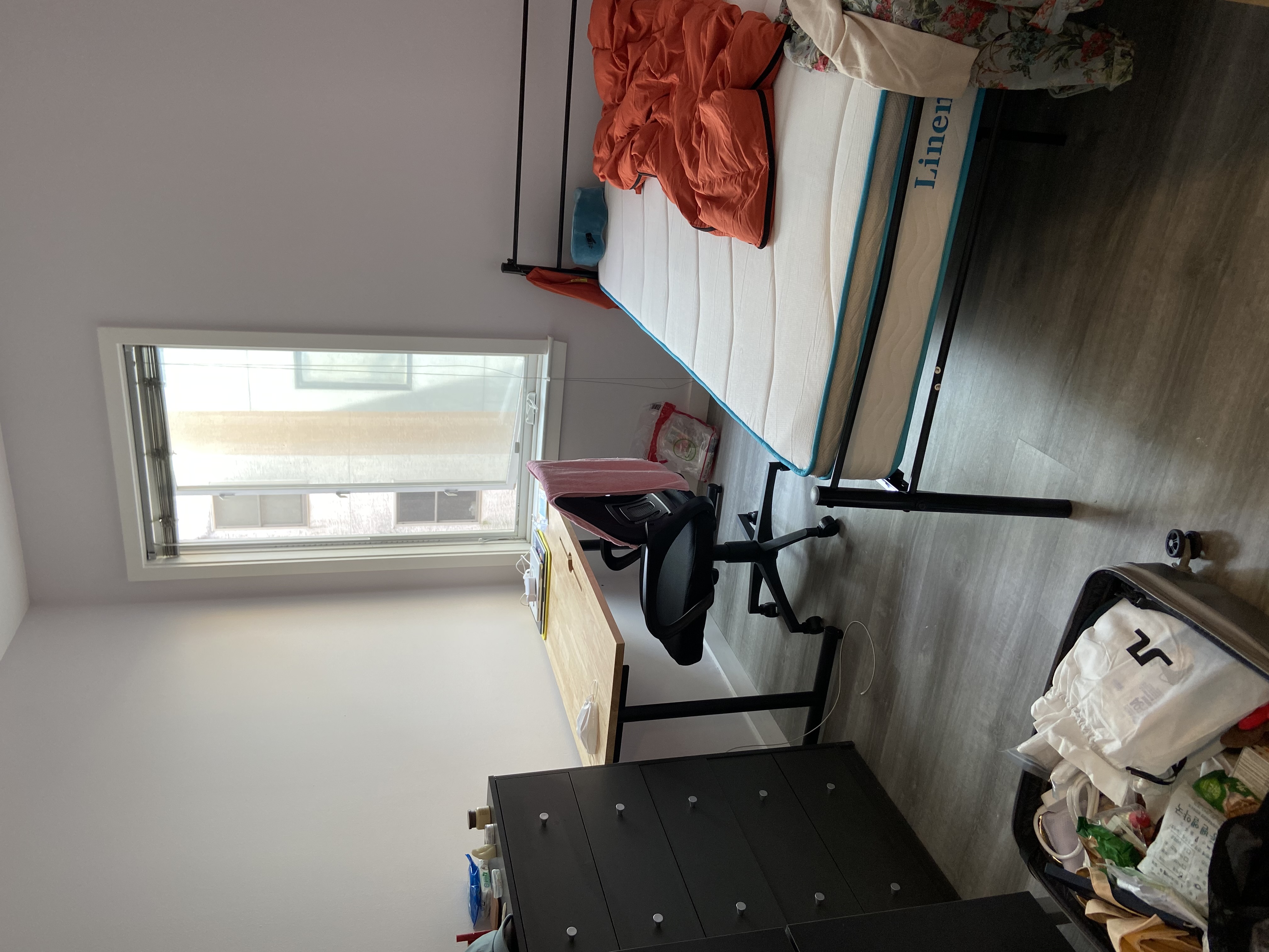 그리고 쓸데없이 커서 침낭의 추레함만 부각하는 침대와 아직 황량한 방이랍니다.