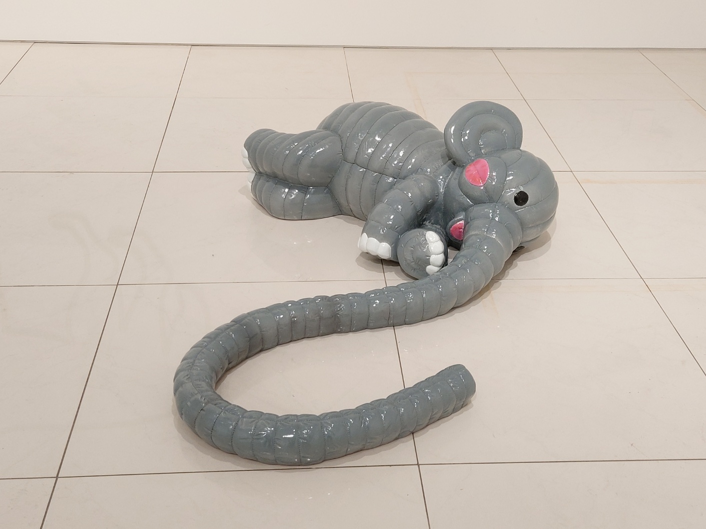 플로렌틴 호프만, 〈Bubblecoat Elephant Ⅰ 3/7〉, 2019