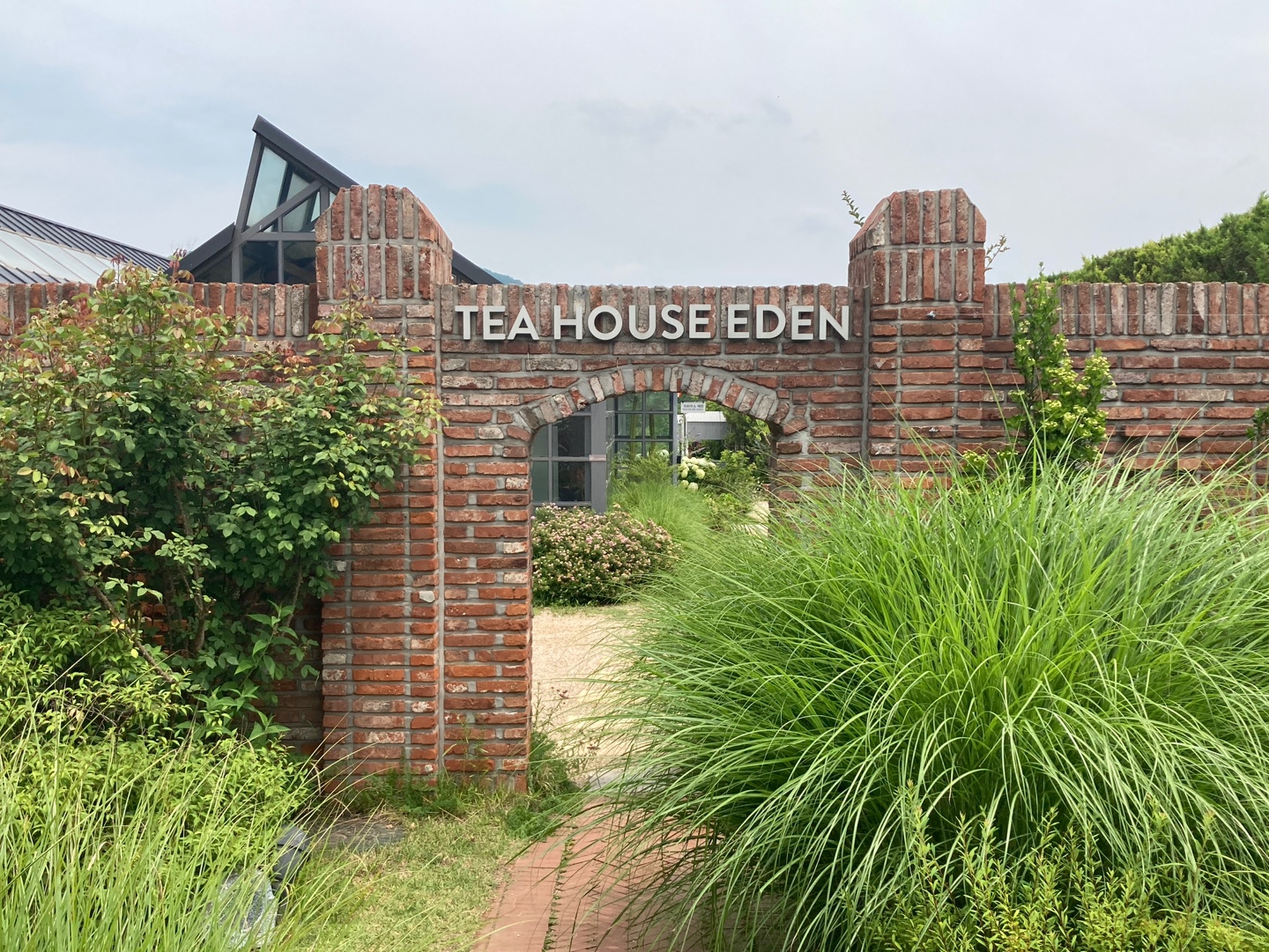 정원 입구에서 만나는 이런 구조물들이 저 너머 공간에 대한 기대감을 높여준다.